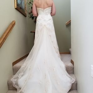 MAKE AN OFFER   NWT vintage wedding dress, cathedral veil, & tiara